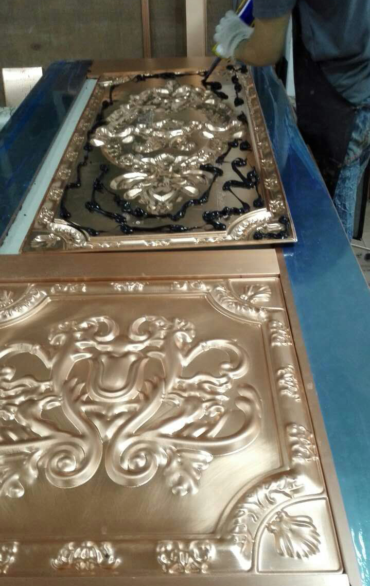 銅門打膠工藝