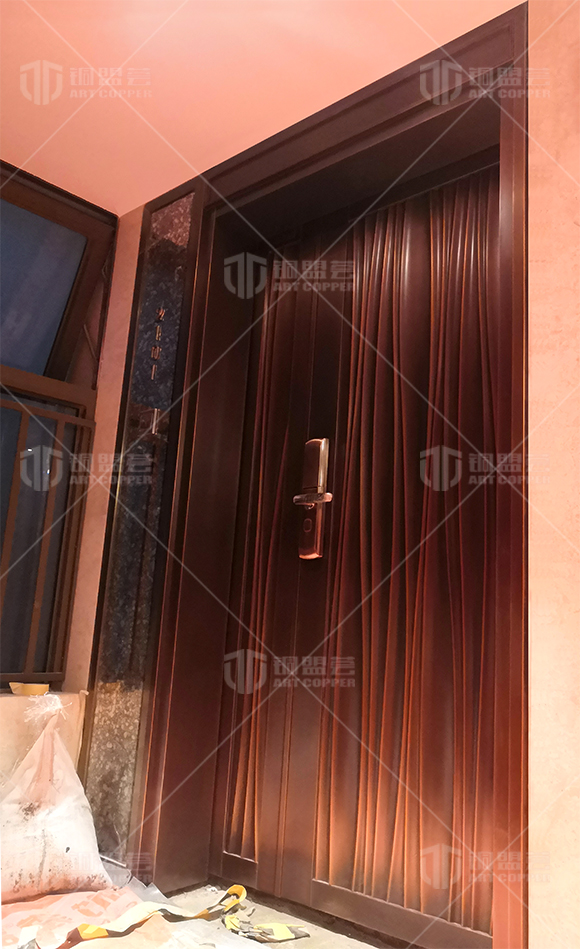 子母銅門安裝現(xiàn)場案例，水波紋款現(xiàn)代風(fēng)格 - 銅盟薈銅門