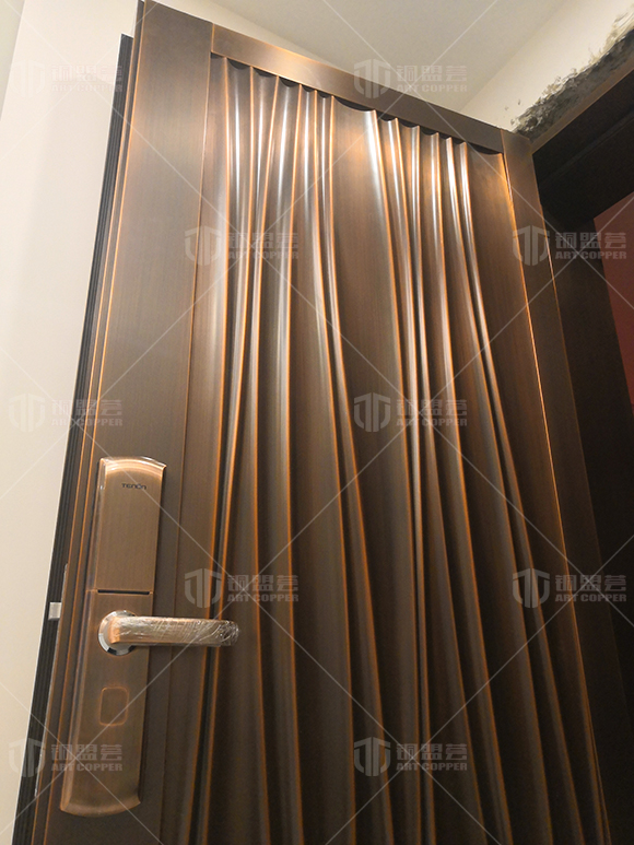 子母銅門安裝現(xiàn)場案例，水波紋款現(xiàn)代風(fēng)格 - 銅盟薈銅門